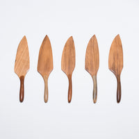 wooden cake knives compared in a row